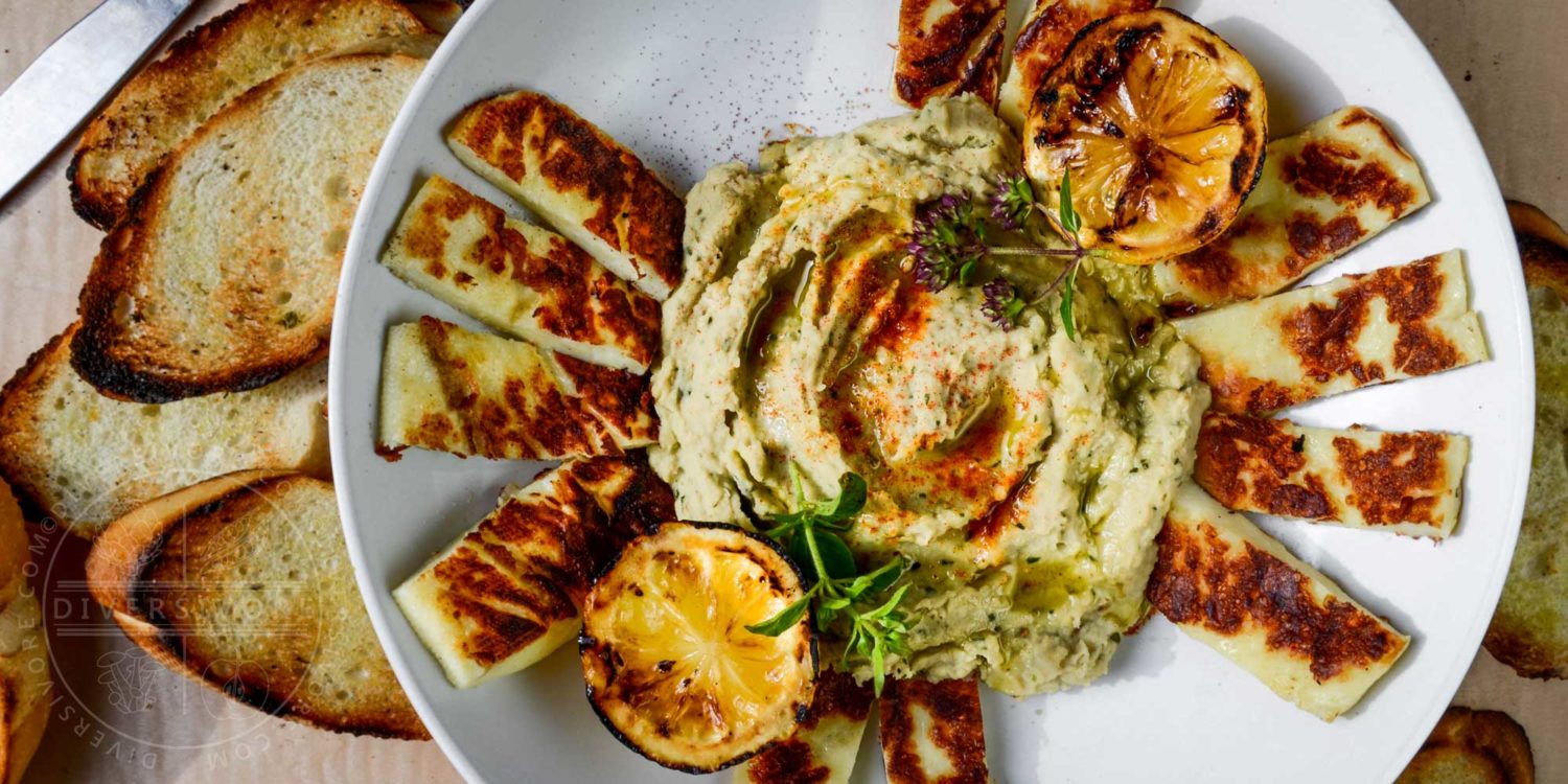 Grilled or fried halloumi cheese with basil and cannellini hummus and grilled lemons - Diversivore.com