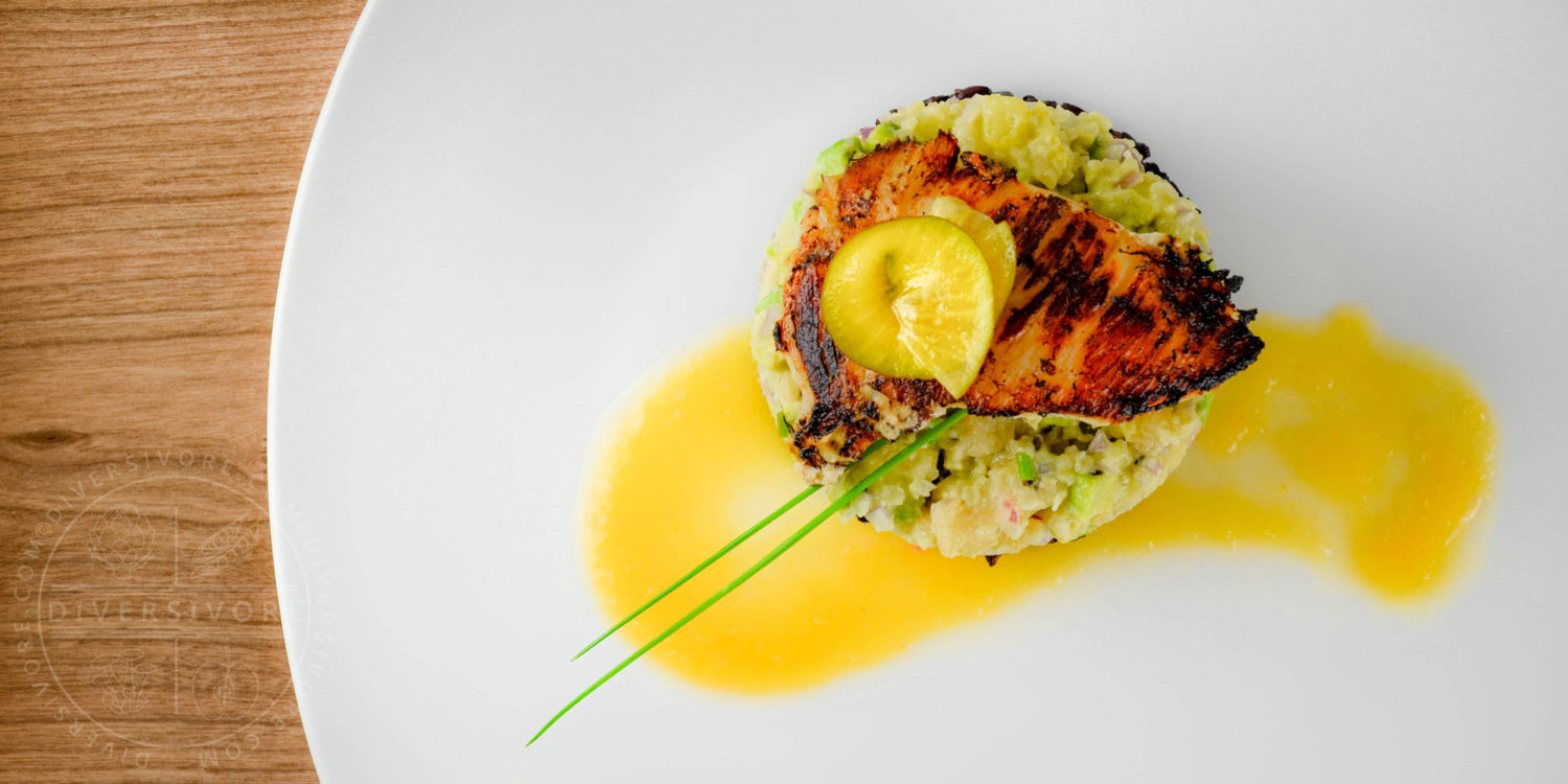 Halibut cheeks with golden kiwi, avocado, and macadamia tartare, served with black rice and golden kiwi sauce - Diversivore.com