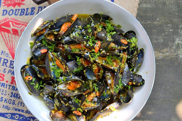 Coconut masala mussels