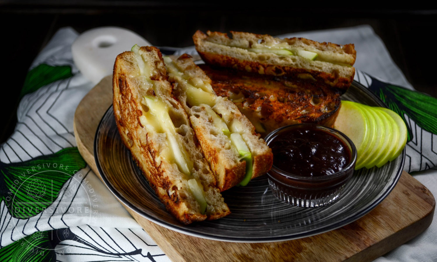 Granny Smith apple grilled cheese sandwich with aged cheddar and plumcot-blueberry ketchup - Diversivore.com