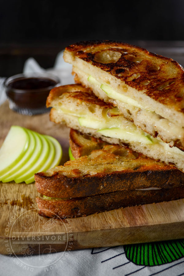 Granny Smith apple grilled cheese sandwich with aged cheddar and plumcot-blueberry ketchup - Diversivore.com