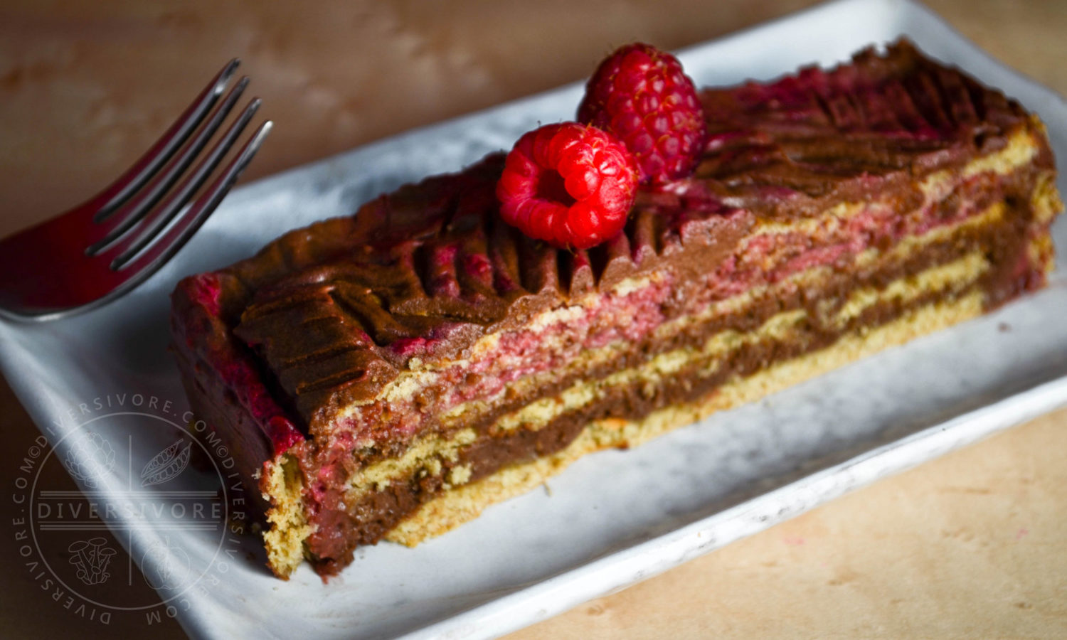 Chocolate and graham wafer icebox cake with raspberry and rose - Diversivore.com