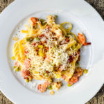 Fettucce with green tomatoes, bacon, and prawns - Diversivore.com