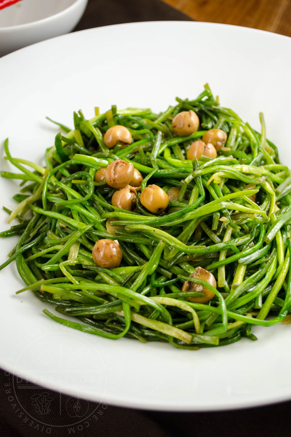 Stir-fried white water snowflake stems with po buzi (fragrant manjack), served in a white bowl