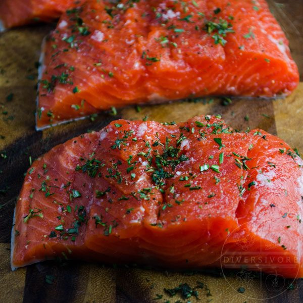 Seasoned salmon fillets with herbs and salt