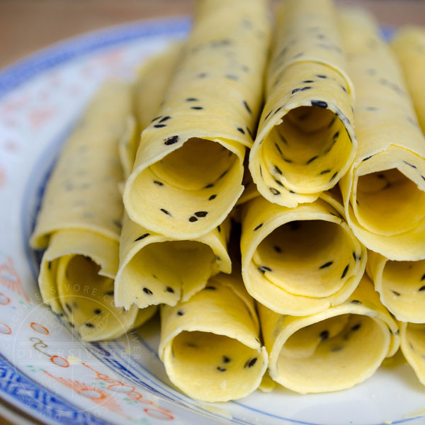 Chinese Crispy Egg Roll (Biscuit Roll) Cookies on a patterned Chinese plate