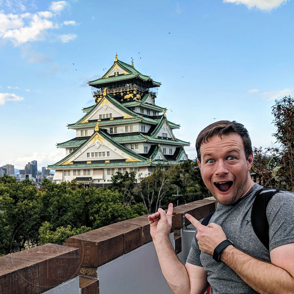 The author pointing at the famous Osaka castle with an amazed and goofy look on his face.