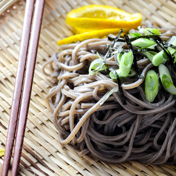 Mandelo Zaru Soba on a Japanese zaru (draining basket), topped with nori and scallions