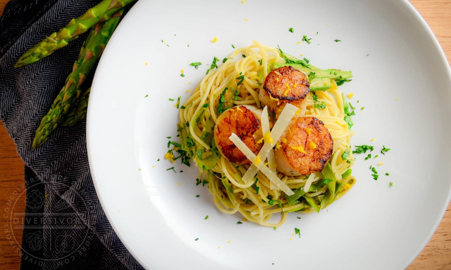 Seared scallops with asparagus ribbons and lemon spaghettini - Diversivore.com