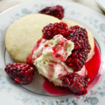 Black pepper shortbread cookies with macerated tayberries and sweet cream cheese - Diversivore.com