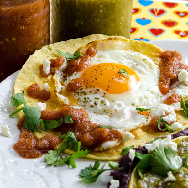 Huevos divorciados (fried eggs with two kinds of salsa)