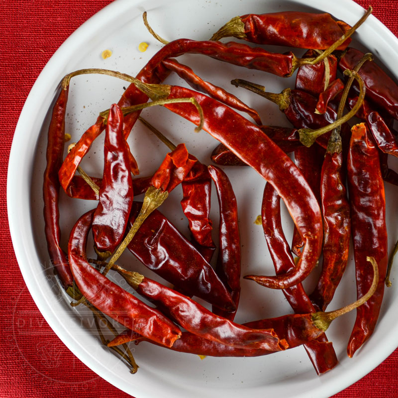 Árbol chilies in a white dish